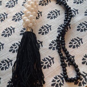NWT Wooden Bead Shell Cluster Black